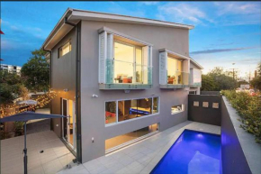 Stylish Surfers Paradise Haven 4BR4B Stunning Pool 2